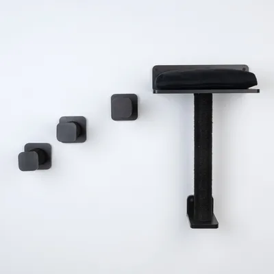 Set da arrampicata da parete nero con colonna tiragraffi e superficie imbottita, composto da quattro elementi per gatti.