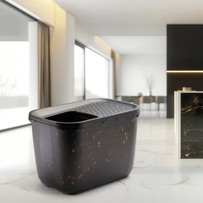 Litteră pentru pisici neagră cu accente aurii, design închis și deschidere cu sită integrată pentru curățare ușoară.