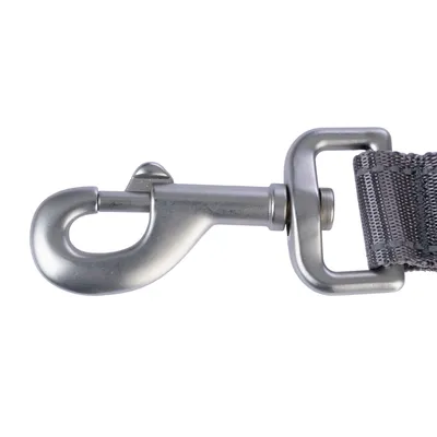 Metall-Karabinerhaken mit drehbarem Gelenk, befestigt an einem grauen Nylonband.