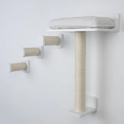 Set tiragraffi da parete con tre gradini in sisal e una superficie imbottita per sdraiarsi. Design bianco, adatto per installazione verticale.