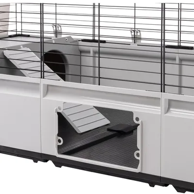 Kleintierkäfig mit weissem Kunststoffboden, schwarzen Gitterwänden und integrierten Rampen. Zugangstür vorne sichtbar.