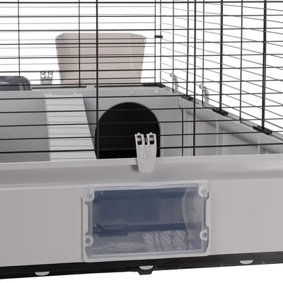 Kleintierkäfig mit Metallgitter, Kunststoffwanne, Zugangstür und integriertem Häuschen. Enthält Rampe und Futterbehälter.