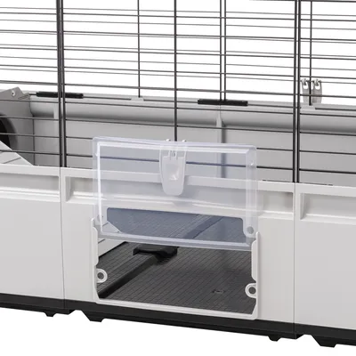 Detailansicht eines Kleintierkäfigs mit transparenter Kunststofftür und Metallgitterwänden.
