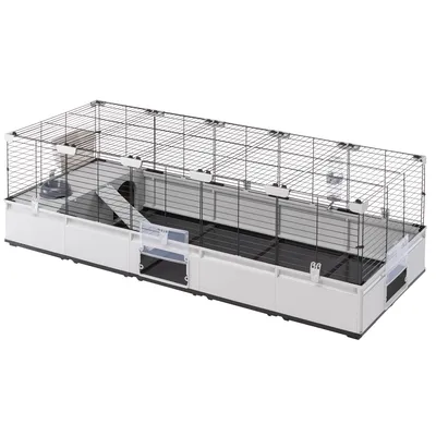 Grosses Gehege mit Metall-Gitterwänden, Kunststoffboden und integrierter Rampe. Mehrere Türen und transparente Futterbehälter sichtbar.
