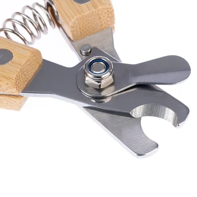 Nagelzange aus Metall mit Bambusgriffen und Federmechanismus, geeignet für präzises Schneiden von Tiernägeln.
