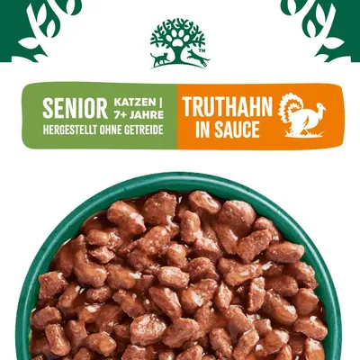 Senior Katzenfutter ab 7+ Jahre, hergestellt ohne Getreide. Truthahn in Sauce. Grüner Napf mit braunen Fleischstücken in Sauce.