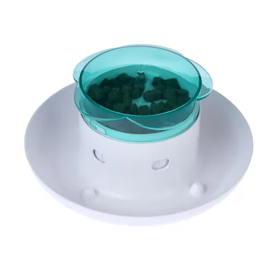 Futterschale mit grünem Deckel und darin enthaltenen dunklen Futterstücken, geeignet für langsames Fressen.