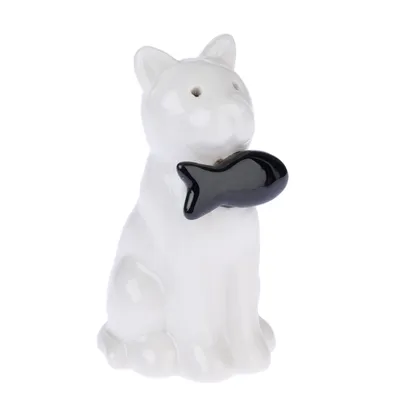 Figurine en céramique blanche en forme de chat tenant un poisson noir dans sa bouche. Deux petits trous visibles sur le museau du chat.