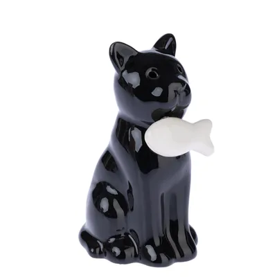 Figurine en céramique noire représentant un chat assis tenant un poisson blanc dans sa bouche.