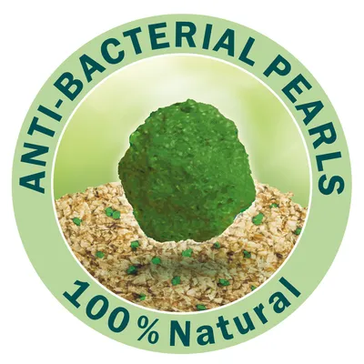Text i bilden: ANTI-BACTERIAL PEARLS, 100 % Natural. Bild på grön pärla bland små bitar av strömaterial. Texten är på engelska.