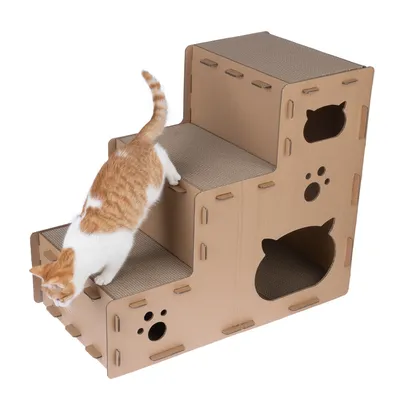 Katzenhaus aus Pappe mit drei Ebenen, Kratzflächen und Ausschnitten in Form von Katzenköpfen und Pfoten. Rote-weisse Katze steigt die Treppe hinab.