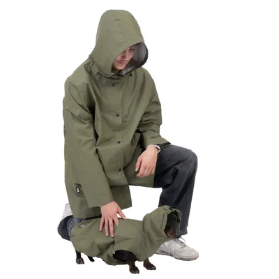 Grüne Regenjacke für Menschen und passende grüne Hundejacke, beide mit Kapuze. Demonstration der Nutzung bei schlechtem Wetter.