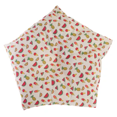 Coussin pour animal avec housse en tissu imprimé de motifs pastèques, ananas, glaces et agrumes. Forme carrée visible, couleurs vives sur fond clair.