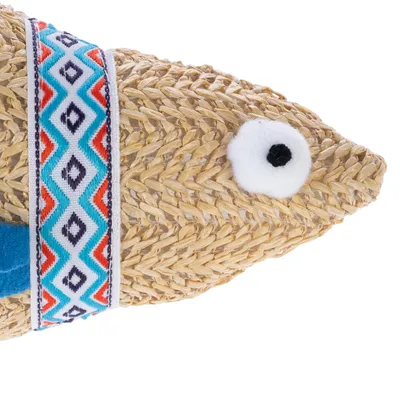 Legetøj i fiskeform af flettet strå med farvet bånd og filtøjne.