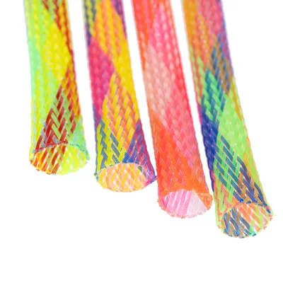 Tuburi colorate din plastic împletit, disponibile în diverse culori. Material vizibil: plastic.