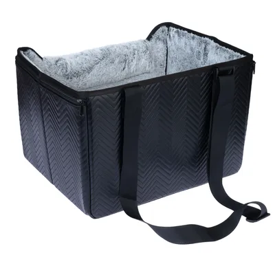 Schwarze Transporttasche mit Chevron-Muster, grauem Plüsch-Innenfutter und verstellbaren Tragegurten.