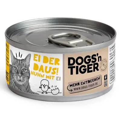 DOGS'n TIGER blik met tekst: EI DER DAUS! HUHN MIT EI, afbeelding van kat en kuikens, website www.dogs-tiger.de, social media iconen. Tekst deels in het Duits.