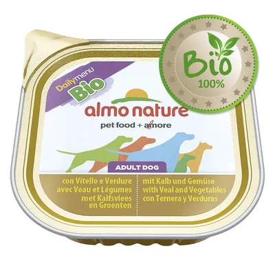 Barquette Almo Nature Daily Menu Bio pour chien adulte, avec veau et légumes. Sceau vert « Bio 100% » visible sur l’emballage. Texte multilingue sur le devant.