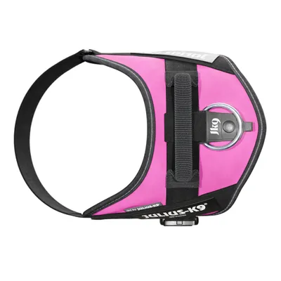 Julius-K9 Hundegeschirr in Pink mit schwarzem Rand, Griff und Metallring zur Befestigung. Sichtbar ist das Logo 'JK9' auf der Schnalle.