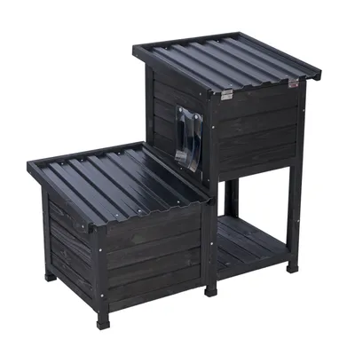 Schwarzes Holzhaus mit zwei Ebenen und Wellblechdach, geeignet für Aussenbereiche. Seitliche Metallhalterung sichtbar.