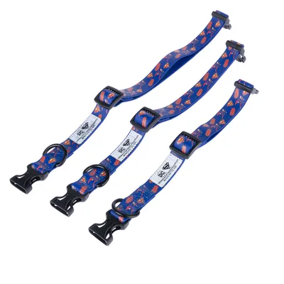 Trois colliers pour animaux en nylon bleu à motifs rouges et orange, boucles de fermeture noire, anneaux métalliques, étiquettes blanches avec texte et symbole visibles sur chaque collier.