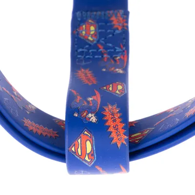 Niebieska obroża dla psa z motywami Superman, w tym logo i elementy komiksowe, takie jak „Super Speed”.