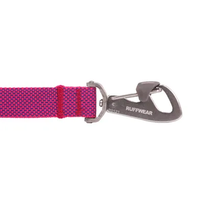 Rote und blaue Leine mit silbernem Metallkarabiner, Aufschrift 'RUFFWEAR' auf dem Karabiner sichtbar.