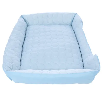 Jasnoniebieskie prostokątne legowisko z wyściełanym brzegiem i okrągłym wzorem na powierzchni do leżenia.