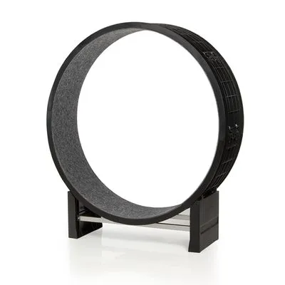 Grote zwarte kunststof looprad op standaard, binnenzijde bekleed met grijs vilt. Geen merknaam of tekst zichtbaar.