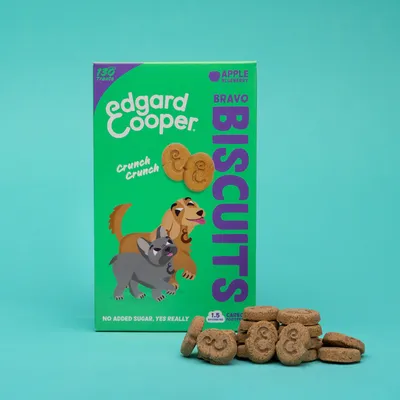 Edgard Cooper Bravo Biscuits, appel en bosbes, 130 stuks. Op de verpakking staan twee honden en de tekst 'Crunch Crunch', 'No added sugar, yes really'. Koekjes met E erop zichtbaar.