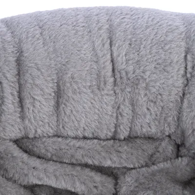 Primer plano de material de felpa gris y suave con costuras acolchadas, adecuado para accesorios para mascotas como camas o mantas.