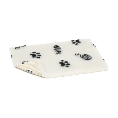 White mat with black motifs such as paw prints, fishbones and balls of wool. Back made of non-slip material.