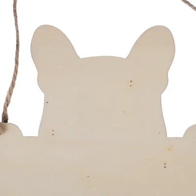 Holz-Dekoration in Form eines Tierkopfes mit Ohren, aufgehängt an einer Juteschnur.