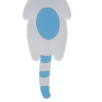 Katzenförmiger Haken aus weissem Kunststoff mit blauem Streifenmuster am Schwanz und ovaler blauer Fläche auf der Rückseite.