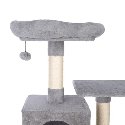 Árbol rascador gris con postes de sisal, superficie acolchada para tumbarse y pelota de juego con cuerda.