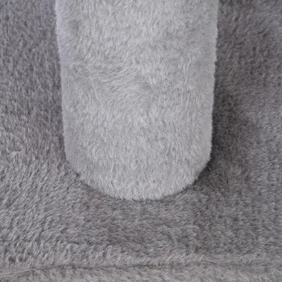 Primer plano de un poste y base de rascador cubiertos de felpa gris.