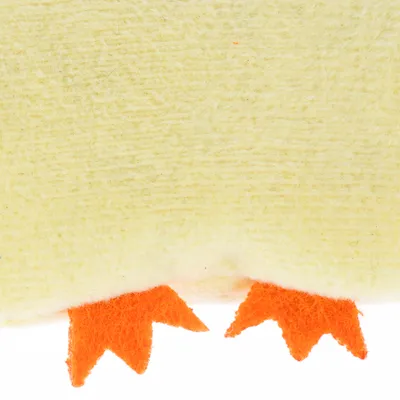 Material de felpa amarillo con pies de tela naranja, posiblemente parte de un juguete.