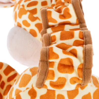 Plysdyr med girafmønster og blød tekstur, detaljevisning af de syede elementer.