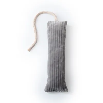 Giocattolo grigio, allungato, in tessuto morbido con superficie a coste e cordino beige come manico.