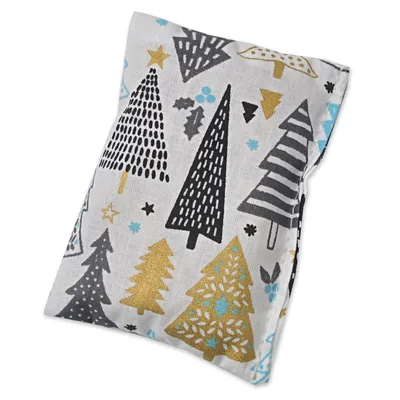 Petit coussin rectangulaire en tissu décoré de motifs sapins noirs, dorés et gris sur fond blanc. Aucun texte ou marque visible.