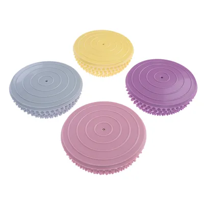 Quattro spazzole massaggianti rotonde in giallo, grigio, rosa e lilla con design circolare e superficie inferiore con nodi.