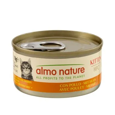 Blikje almo nature HFC Kitten kattenvoer, tekst: ALL PROFITS TO THE PLANET, CON POLLO, MIT HUHN, AVEC POULET, MET KIP. Afbeelding van een kitten op het etiket.