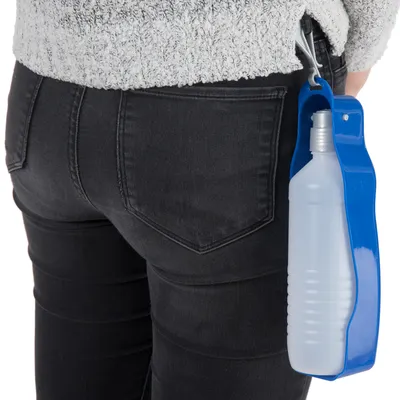 Trinkflasche mit blauem Halter, am Gürtel befestigt. Praktisch für unterwegs.