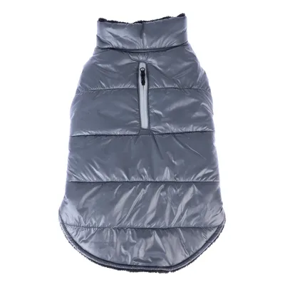 Manteau matelassé gris pour chien avec fermeture éclair sur le dos, matière extérieure brillante, col montant, sans marque visible.