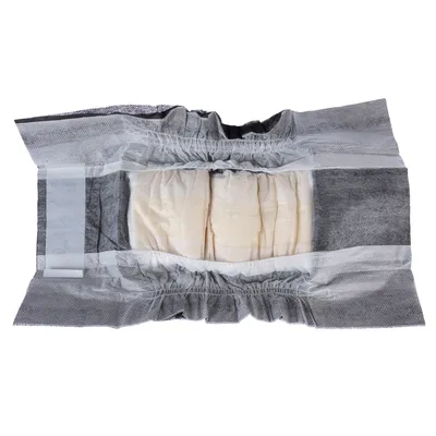Vue d’une couche jetable pour chien, ouverte à plat, montrant l’intérieur absorbant beige et les bords élastiques gris avec une bande adhésive visible sur le côté gauche.