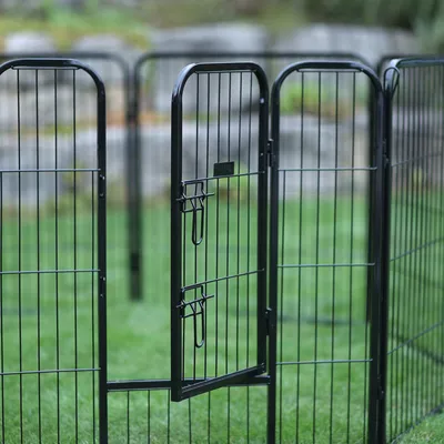 Schwarzes Metallgehege mit Tür und Verriegelung, geeignet für den Einsatz im Garten.