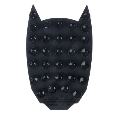 Svart leksak av gummi i form av en Batman-logotyp med flera runda upphöjningar. Text: "BATMAN och alla relaterade karaktärer och element © & TM DC."