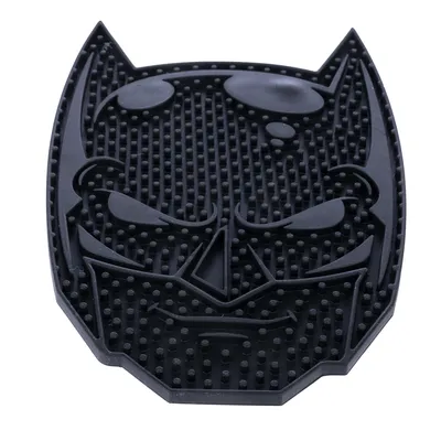 Svart silikonmatta i form av ett Batman-ansikte med upphöjda noppor för bättre grepp eller rengöring.