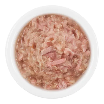 Primo piano di carne tritata e umida in una ciotola bianca, possibile cibo umido per pet.