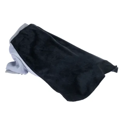 Panno in tessuto nero e grigio, possibilmente asciugamano o coperta per pet.